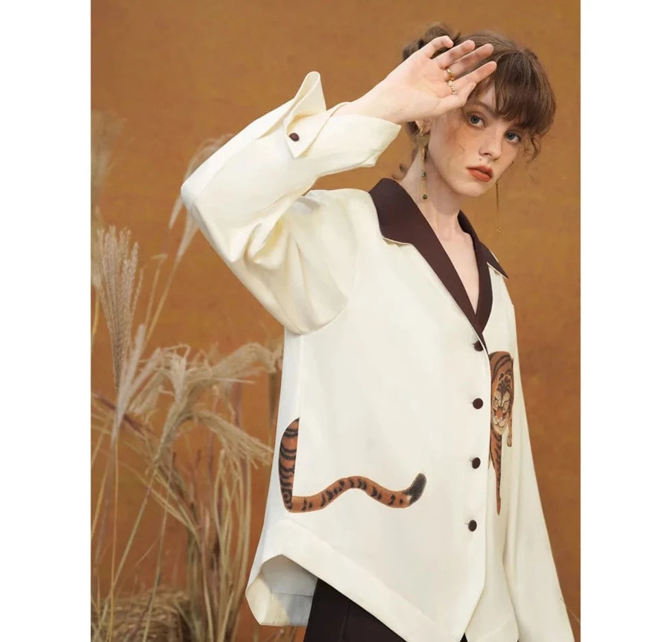 密林に蠢く猛虎図ブラウス