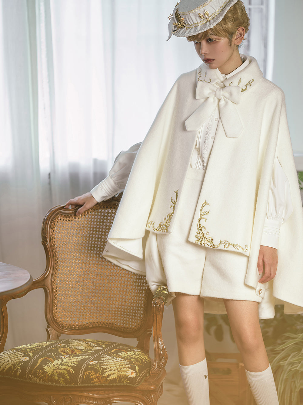 中世騎士王子の刺繍マント