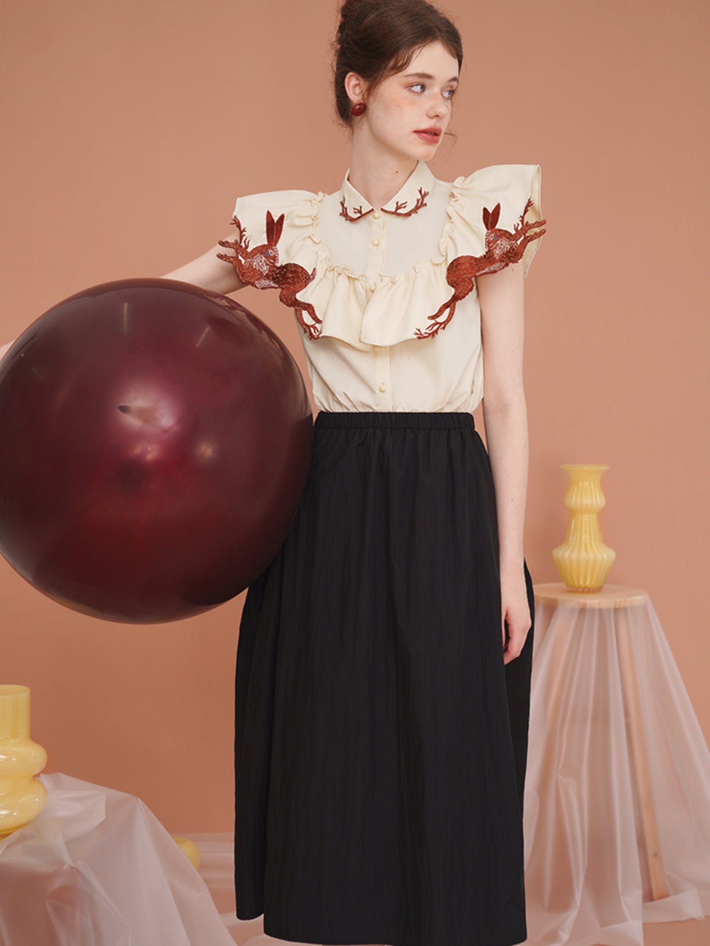 茶兎の刺繍襟ブラウス