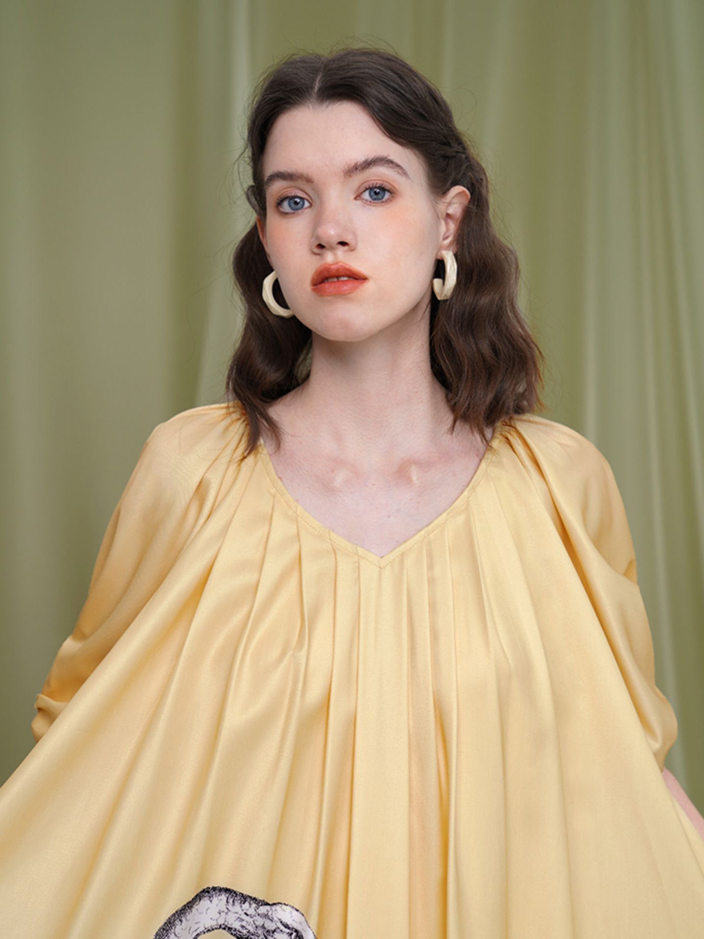 淡黄色の白鳥柄ワンピース