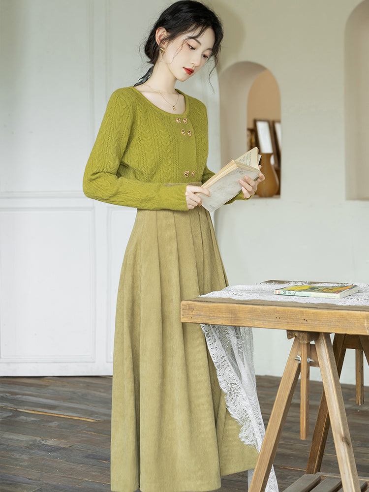 萌黄色の編み柄セーターとコーデュロイスカート