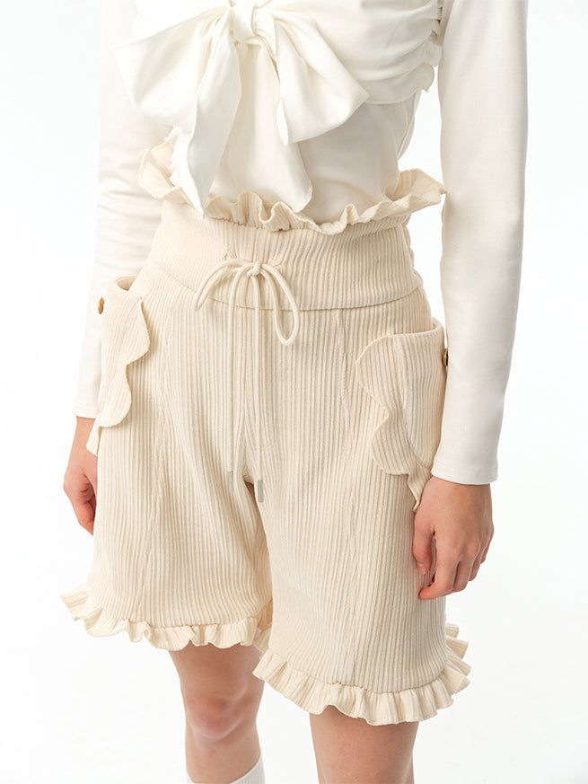 夢みるお嬢様のニットジャケットとフリルハーフパンツ