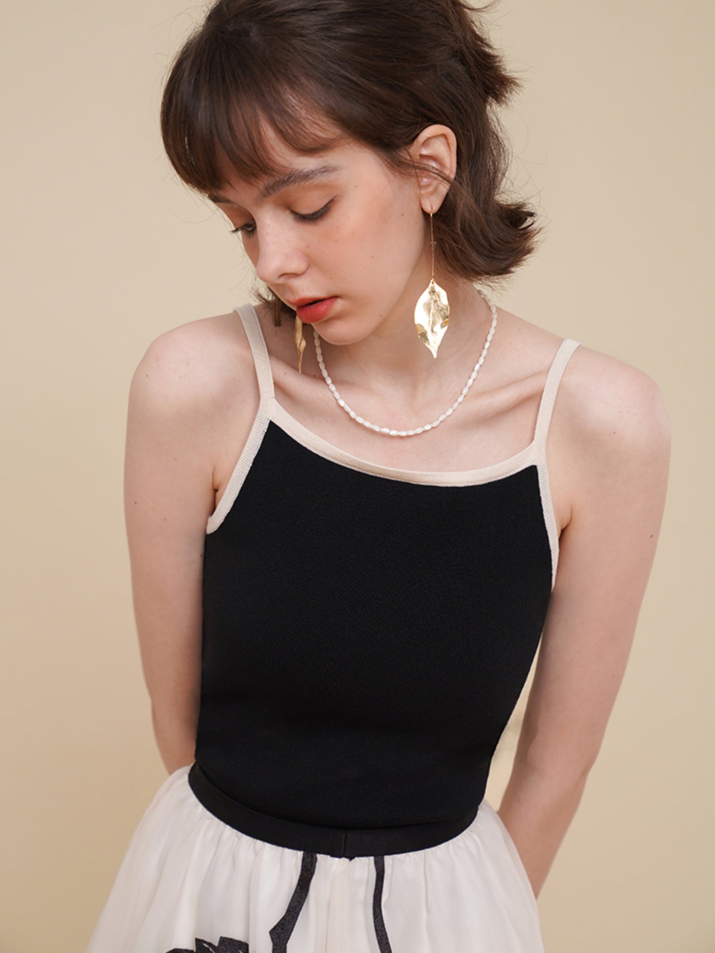 南仏の少女のニットキャミソール