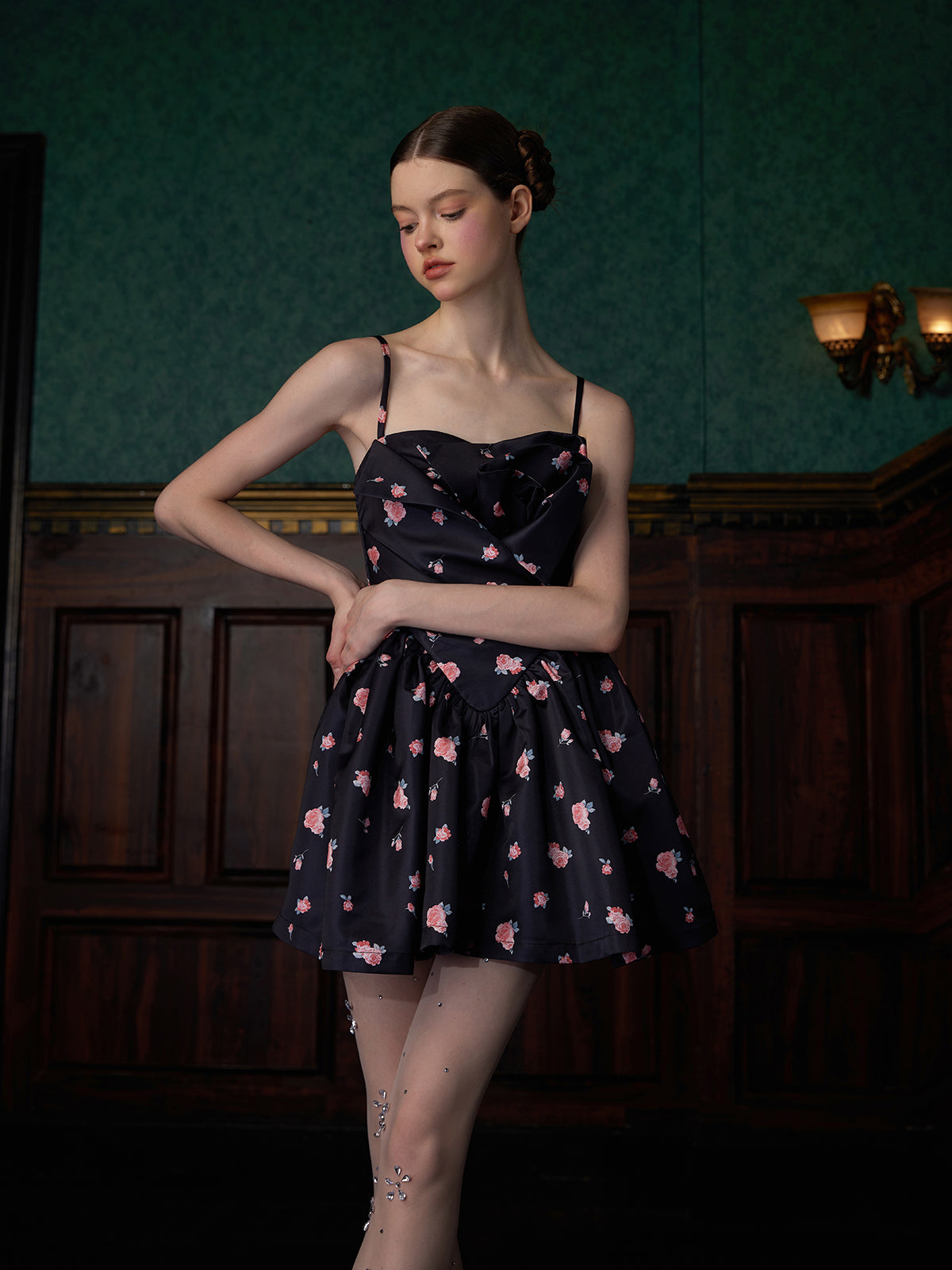 薄紅の薔薇柄ストラップワンピース