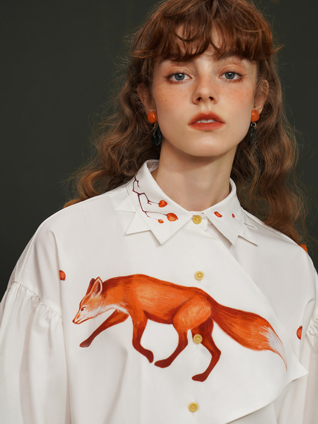 赤狐と木の実のアシンメトリーシャツ