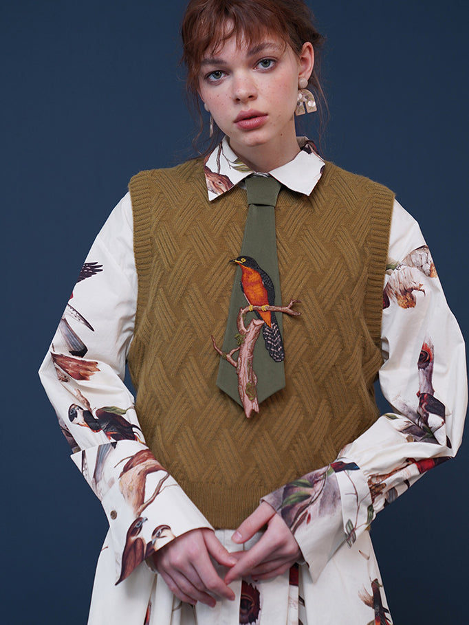 鶯茶の菱形格子ニットベスト