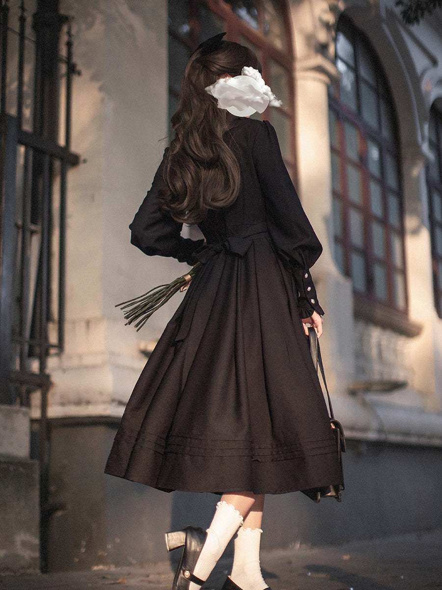 漆黒の文学少女ワンピースとショートジャケット