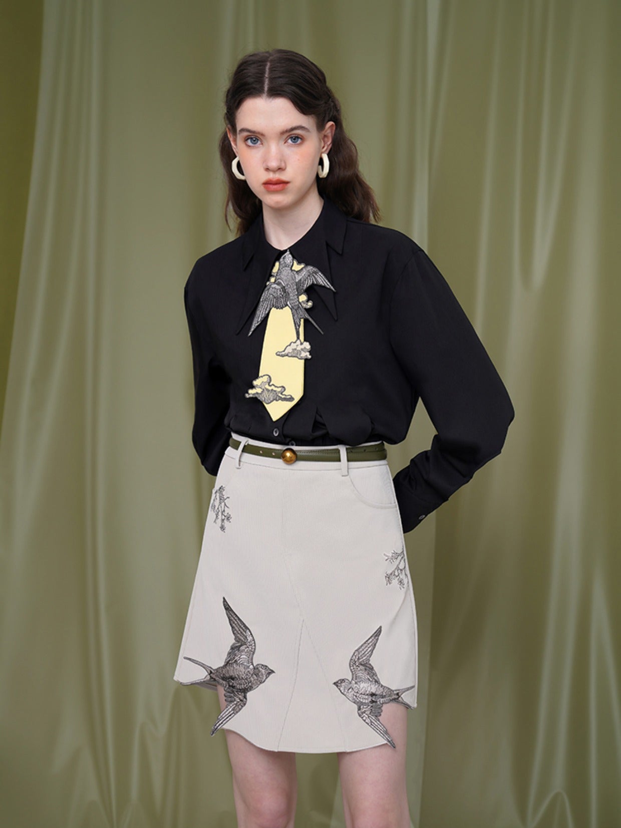 空の燕の刺繍ネクタイ