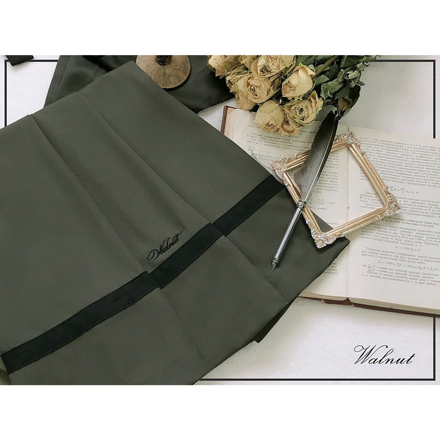 灰緑のお嬢様の文学クラシカルトップスとプリーツスカート