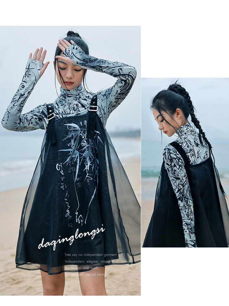 抽象絵画のハイネックスリムトップス