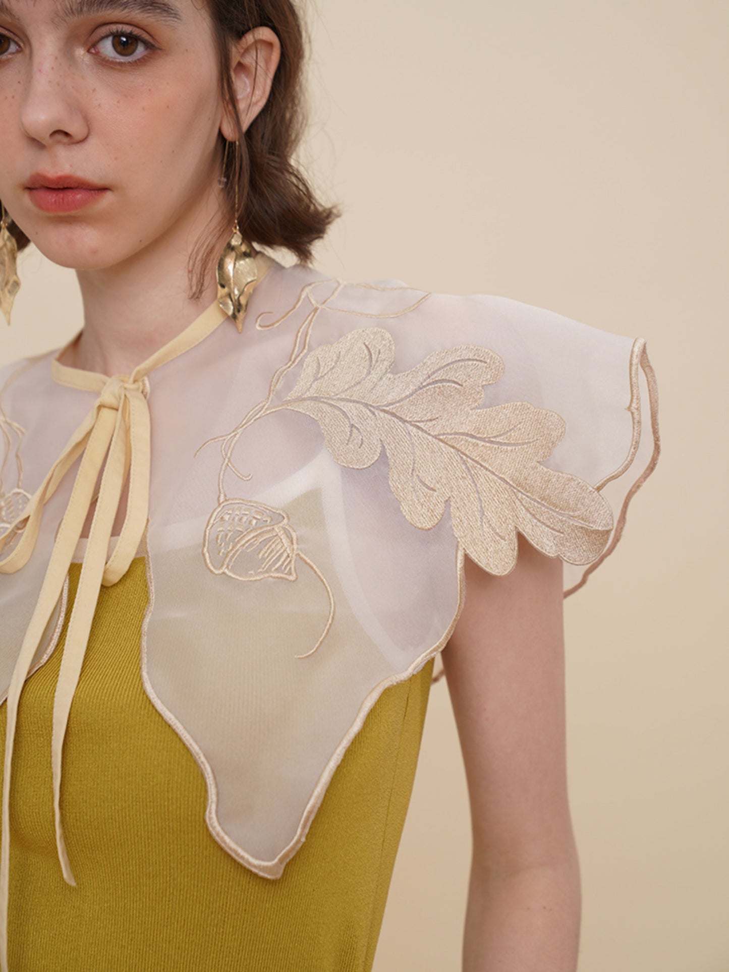 枝葉と木の実の刺繍付け襟