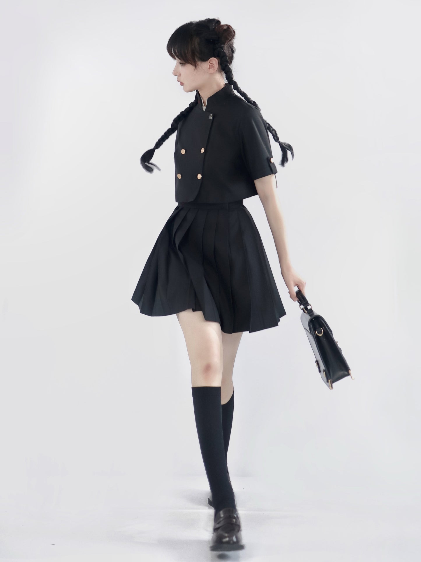 薔薇刺繍の文学ショートジャケットとプリーツスカートとプリーツブラウス