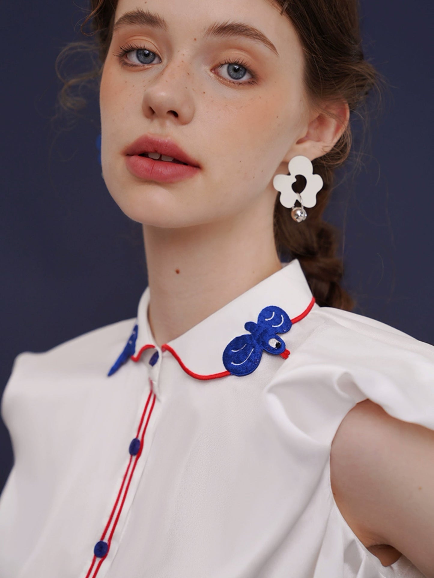 青い小鳥の刺繍襟ブラウス