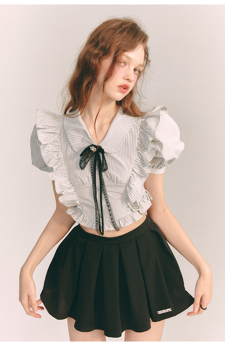 灰青の縦縞フリルショートブラウス