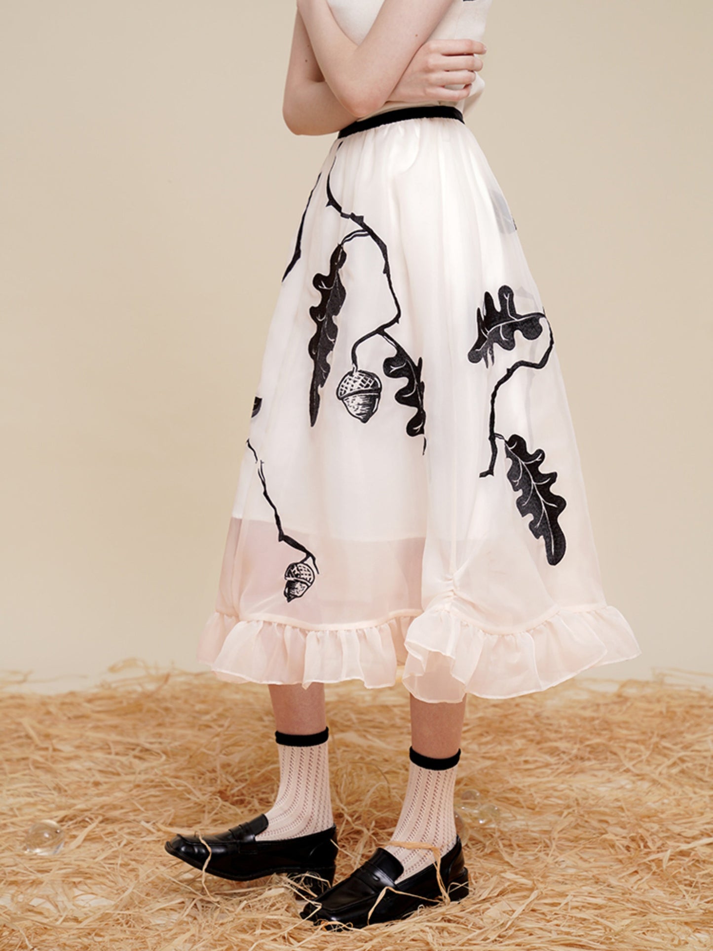 枝葉と木の実の刺繍スカート