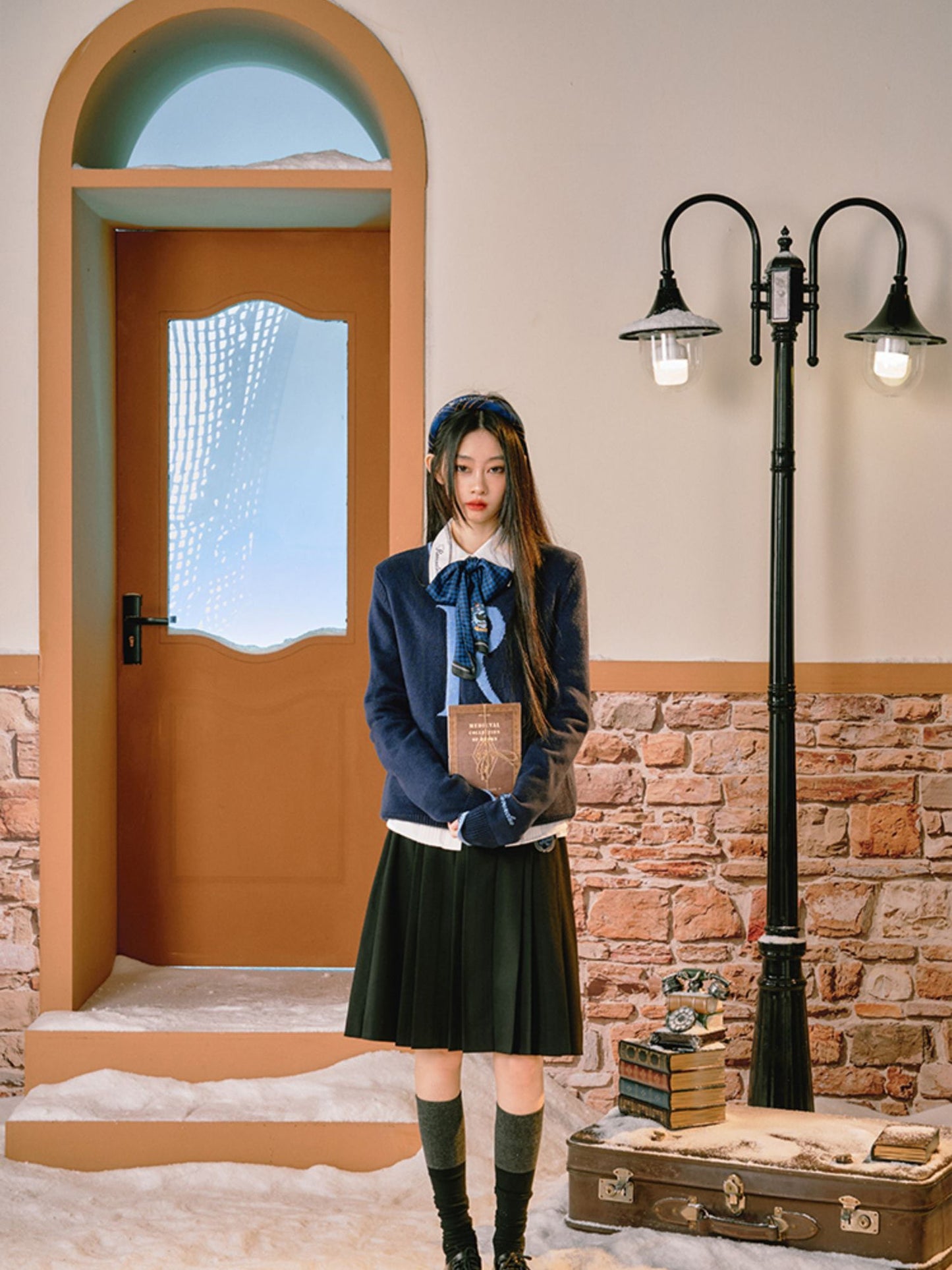 魔法学校の刺繍ニットセーター