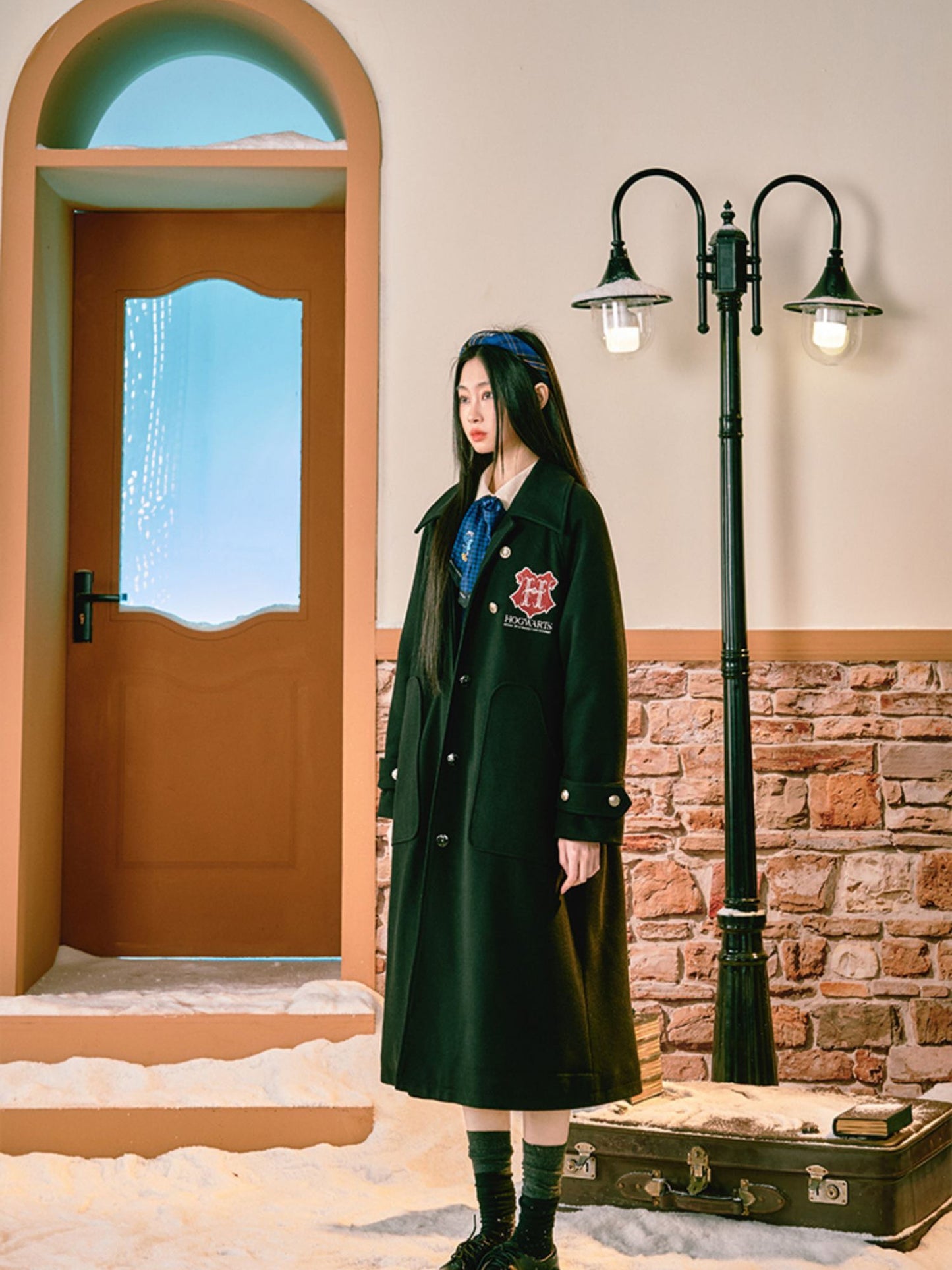 魔法学校の刺繍ロングコート