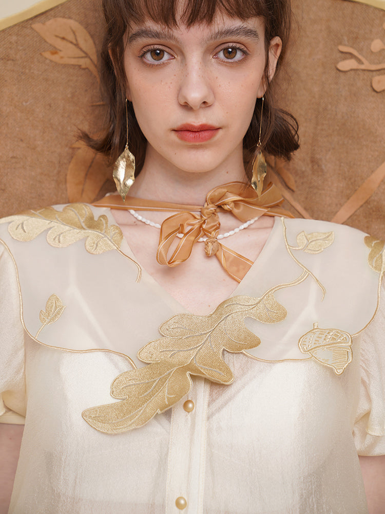 枝葉と木の実の刺繍ブラウス