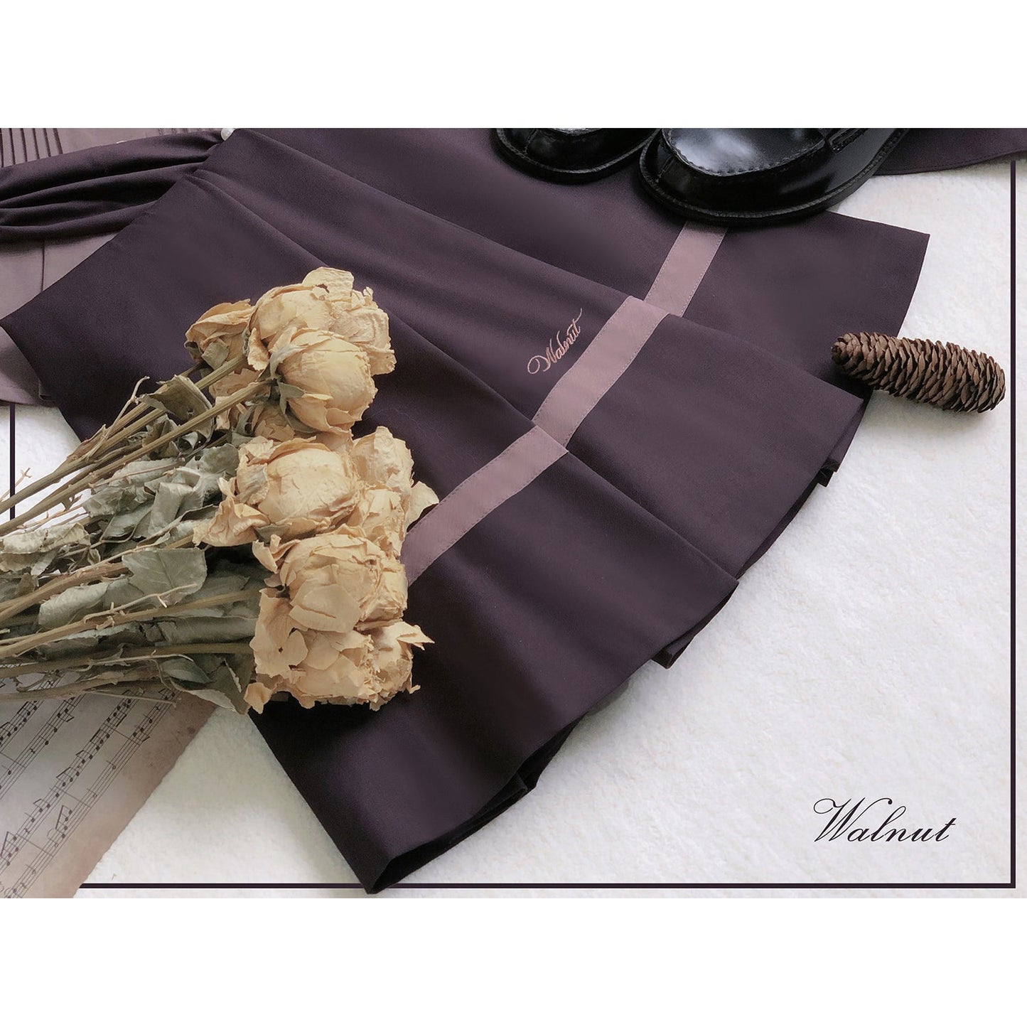 灰紫のお嬢様の文学クラシカルトップスとプリーツスカート