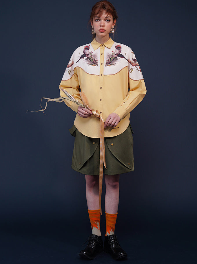 木の幹にとまる小鳥の花鳥画ブラウス