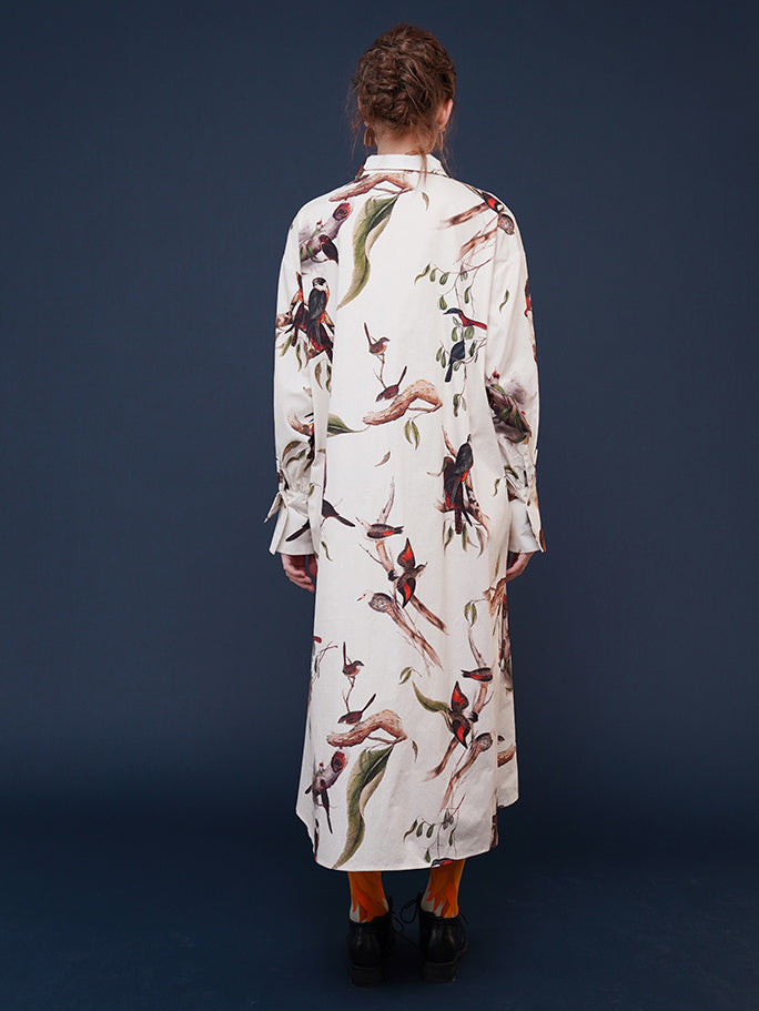 木の枝に留まる小鳥の花鳥画ワンピース