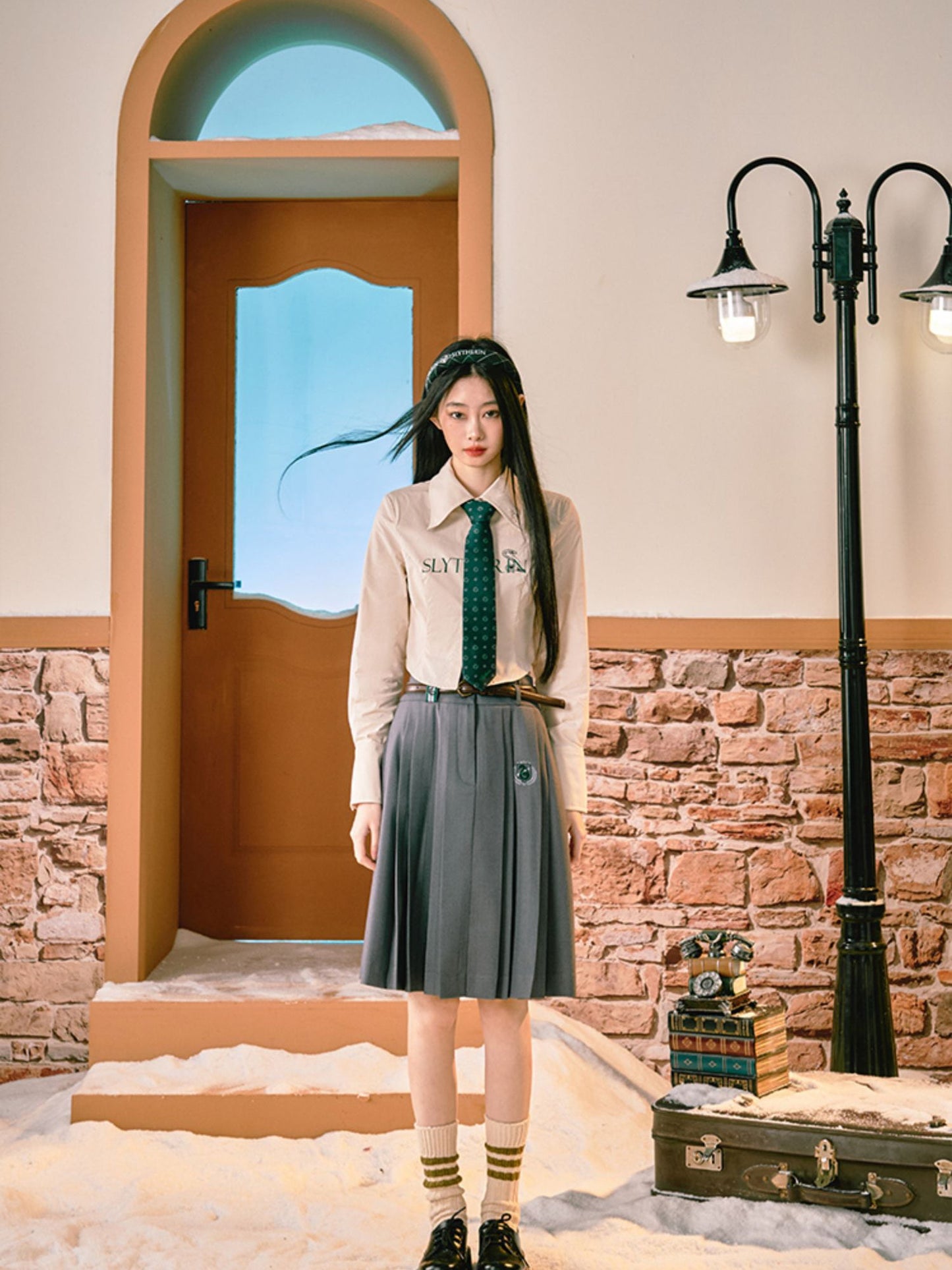 魔法学校の刺繍ショートブラウス