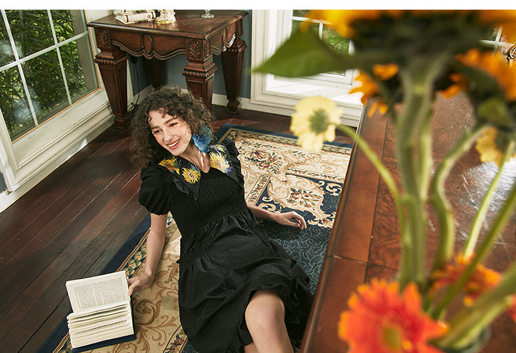 向日葵とグラジオラスのある花瓶の刺繍ワンピース