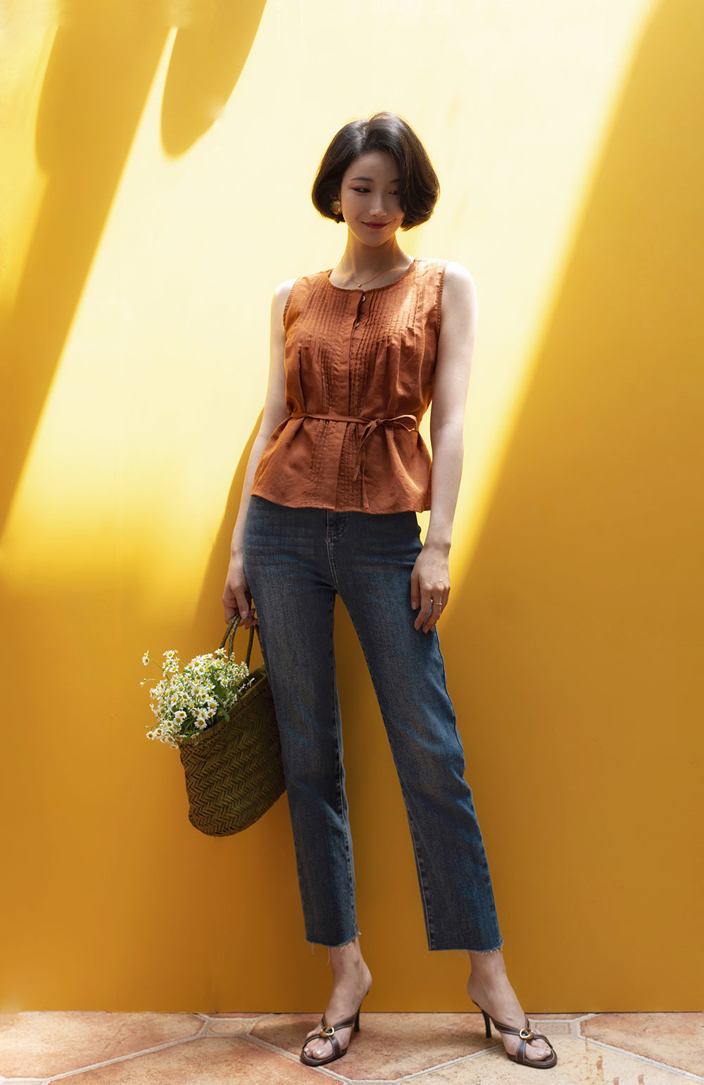 灰茶色の婦人ノースリーブトップス