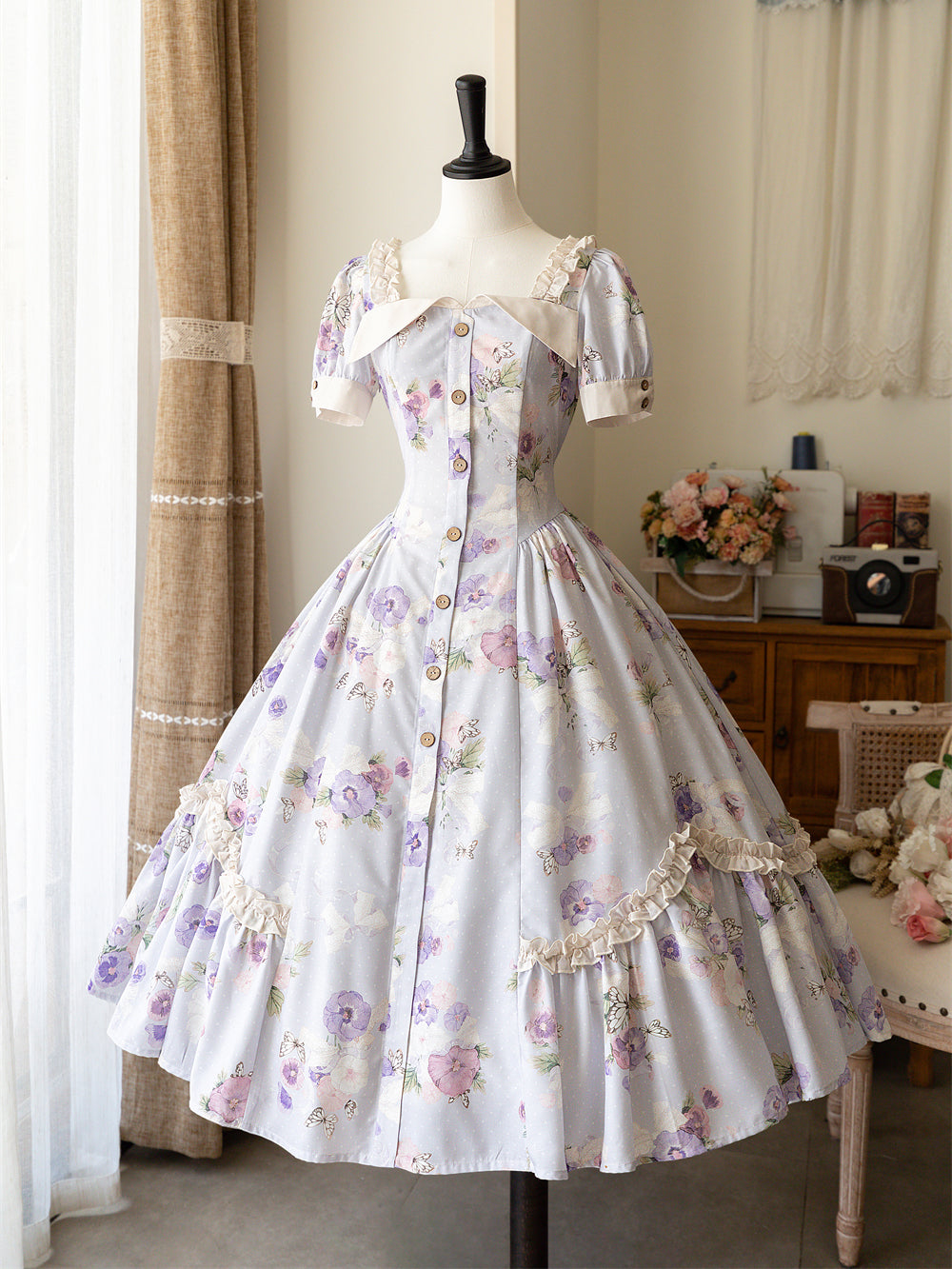 三色菫と蝶々の水彩画クラシカルワンピース(ライトパープル)