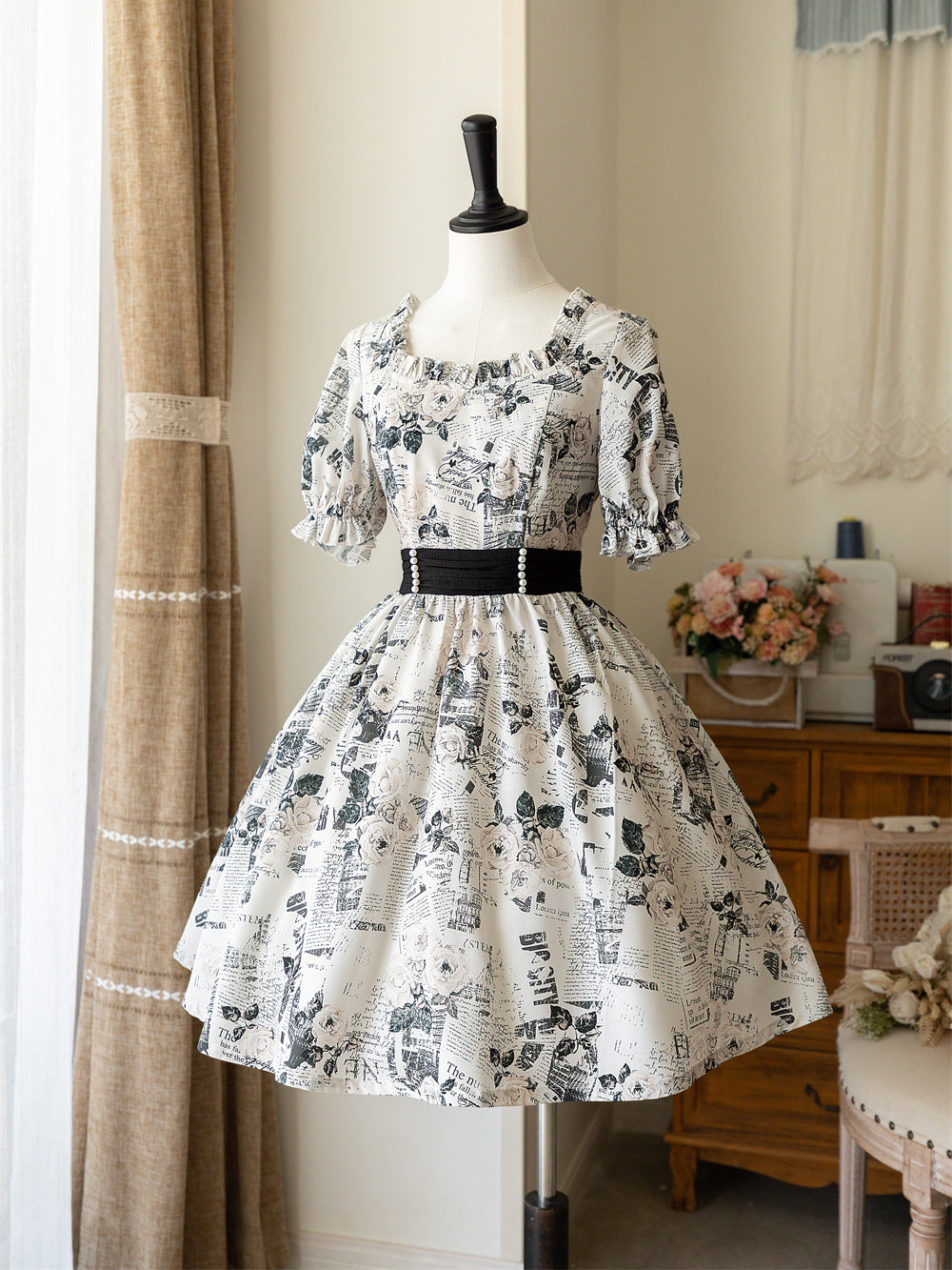 西洋新聞と白薔薇のウエストリボンワンピース
