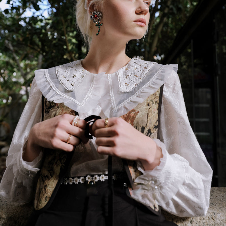 純白の乙女の花刺繍ブラウス