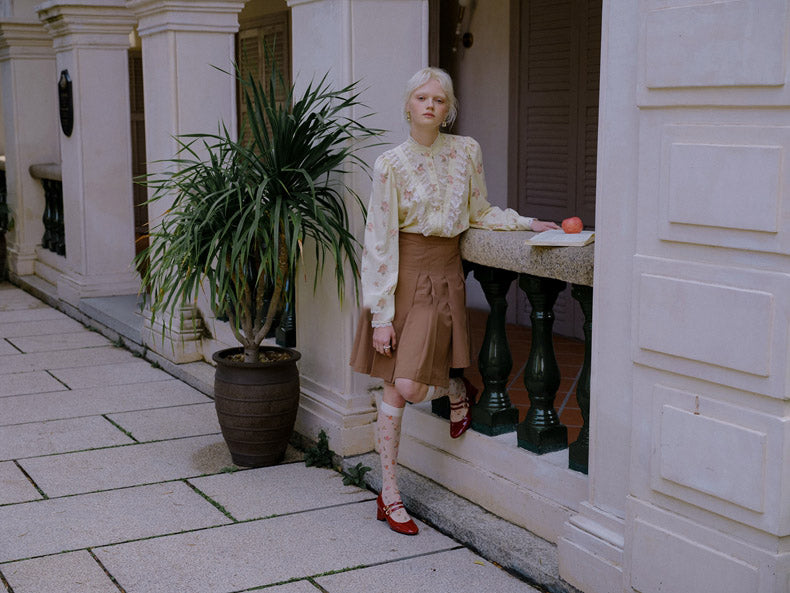 薄紅の花柄刺繍ギャバリアブラウス