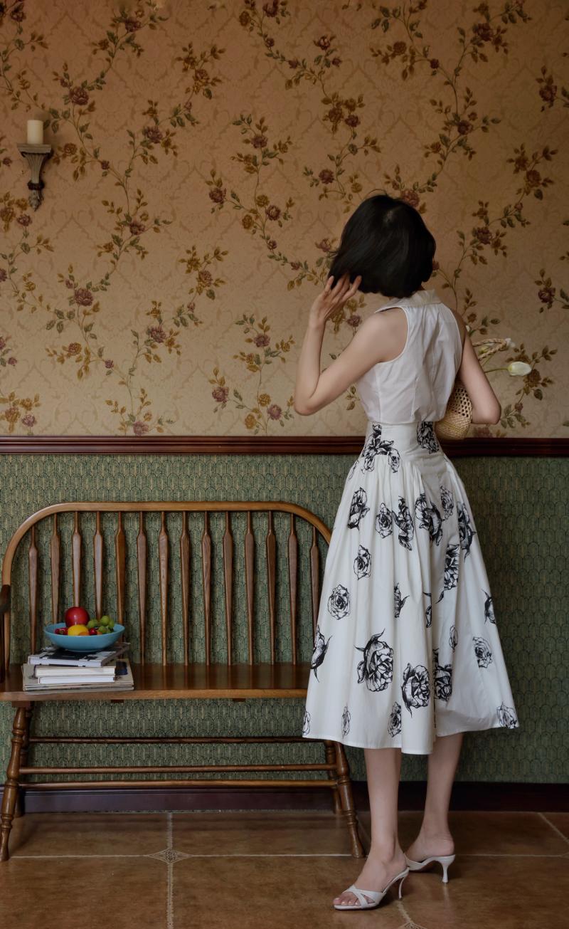 黒薔薇図柄のヘップバーンスカート