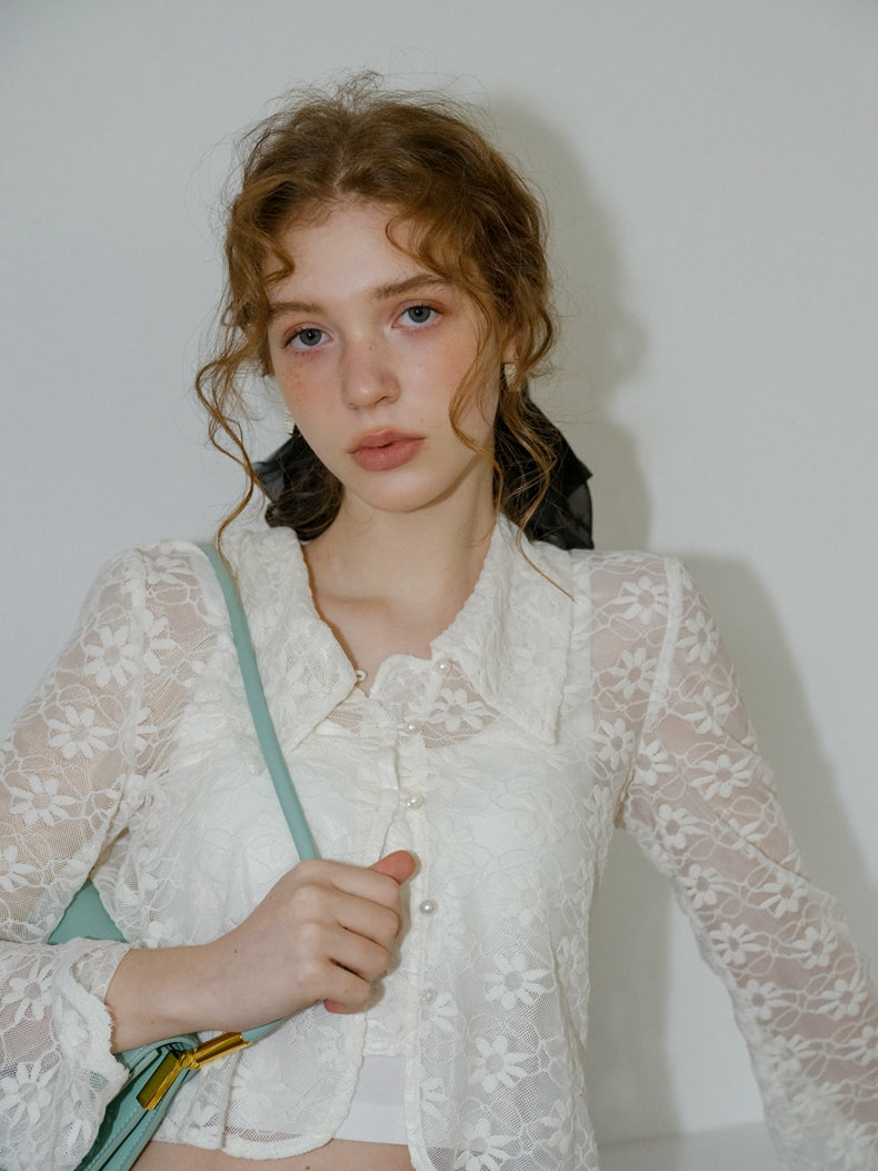 純白の花柄レースブラウス