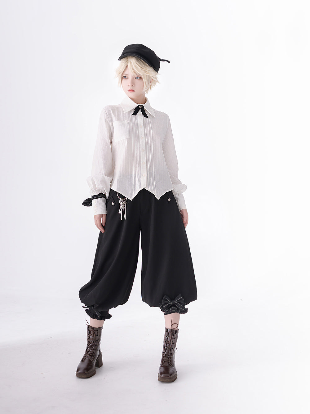 黒の執事のリボンベストとクロップドパンツとプリーツブラウス