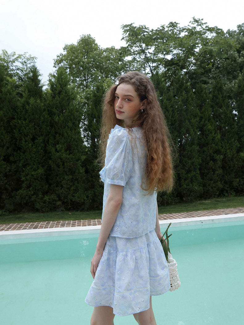 水色の花柄刺繍フリルブラウスとスカート
