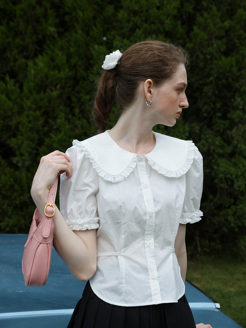純白のお嬢様のフリルブラウス