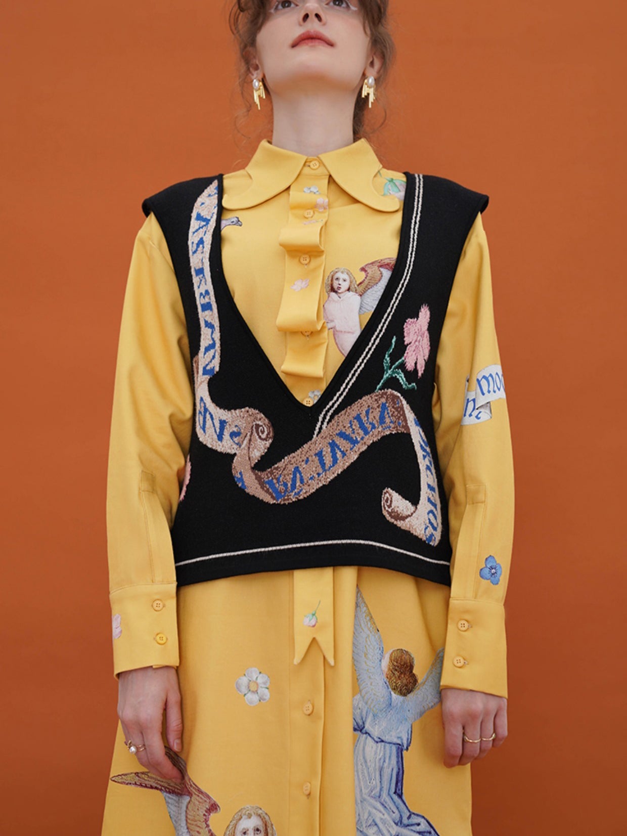 巻き織物と花柄のニットベスト