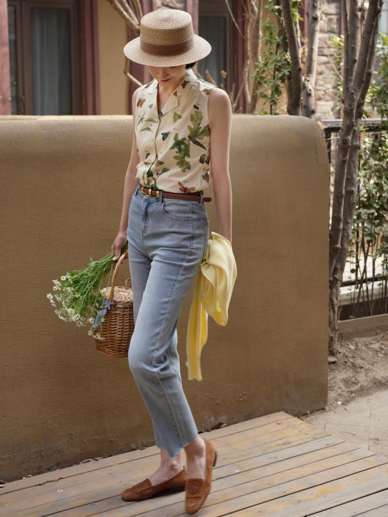 青藍色のクロップドストレートデニム