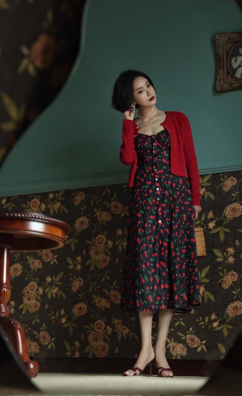 漆黒の果実柄レトロワンピース