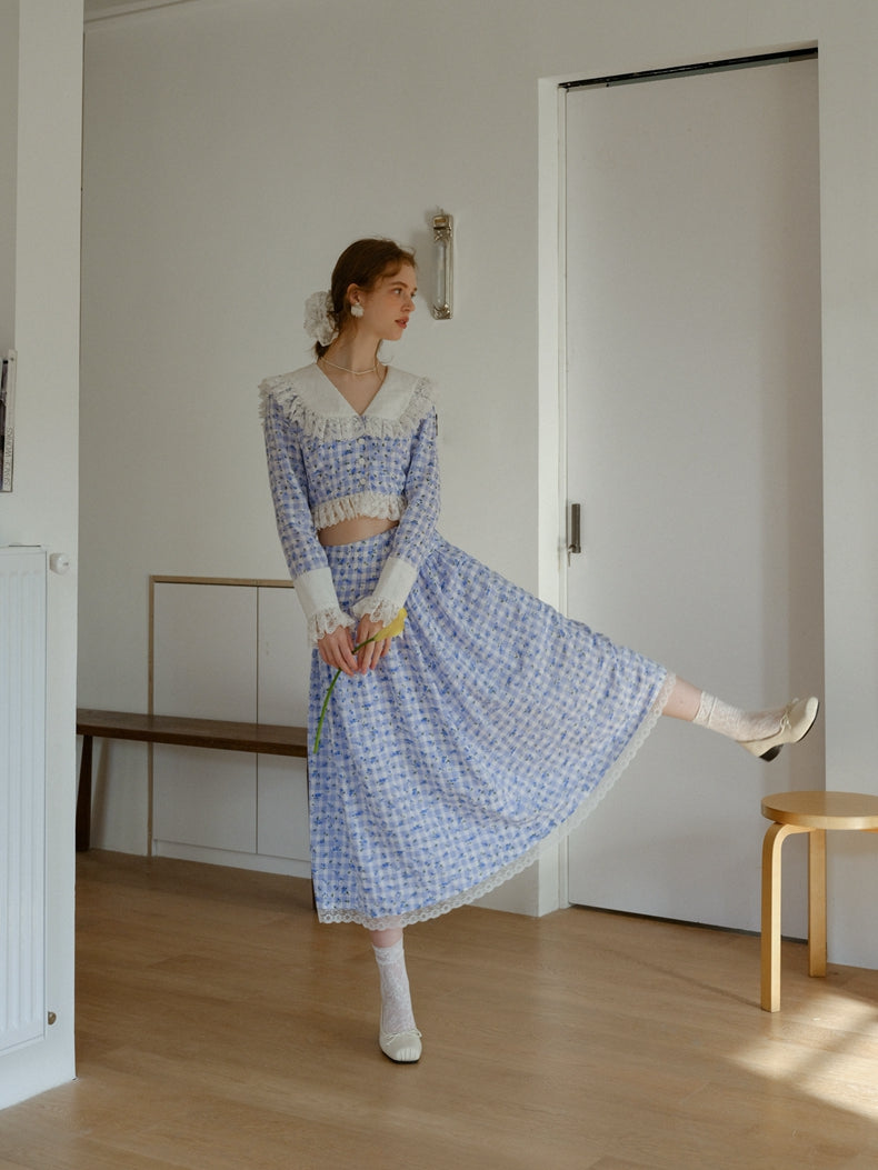 水色格子柄の刺繍ブラウスとロングスカート