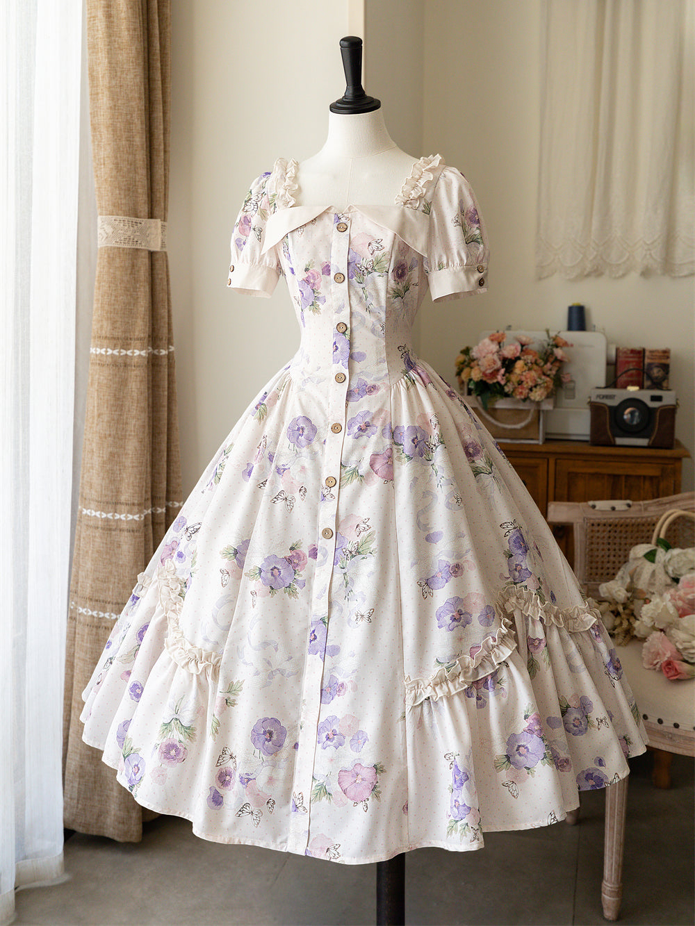 三色菫と蝶々の水彩画クラシカルワンピース(アイボリー)