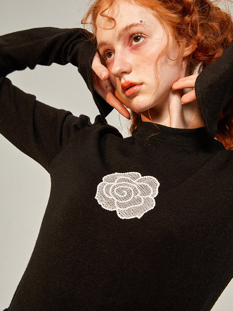 薔薇刺繍のハイネックスウェット