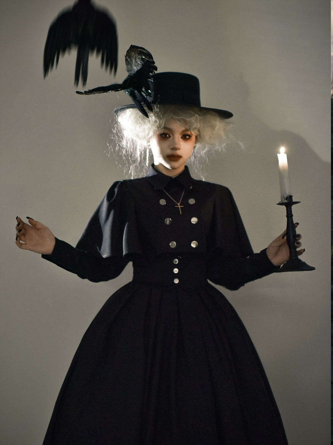 漆黒のお嬢様のゴシックケープ