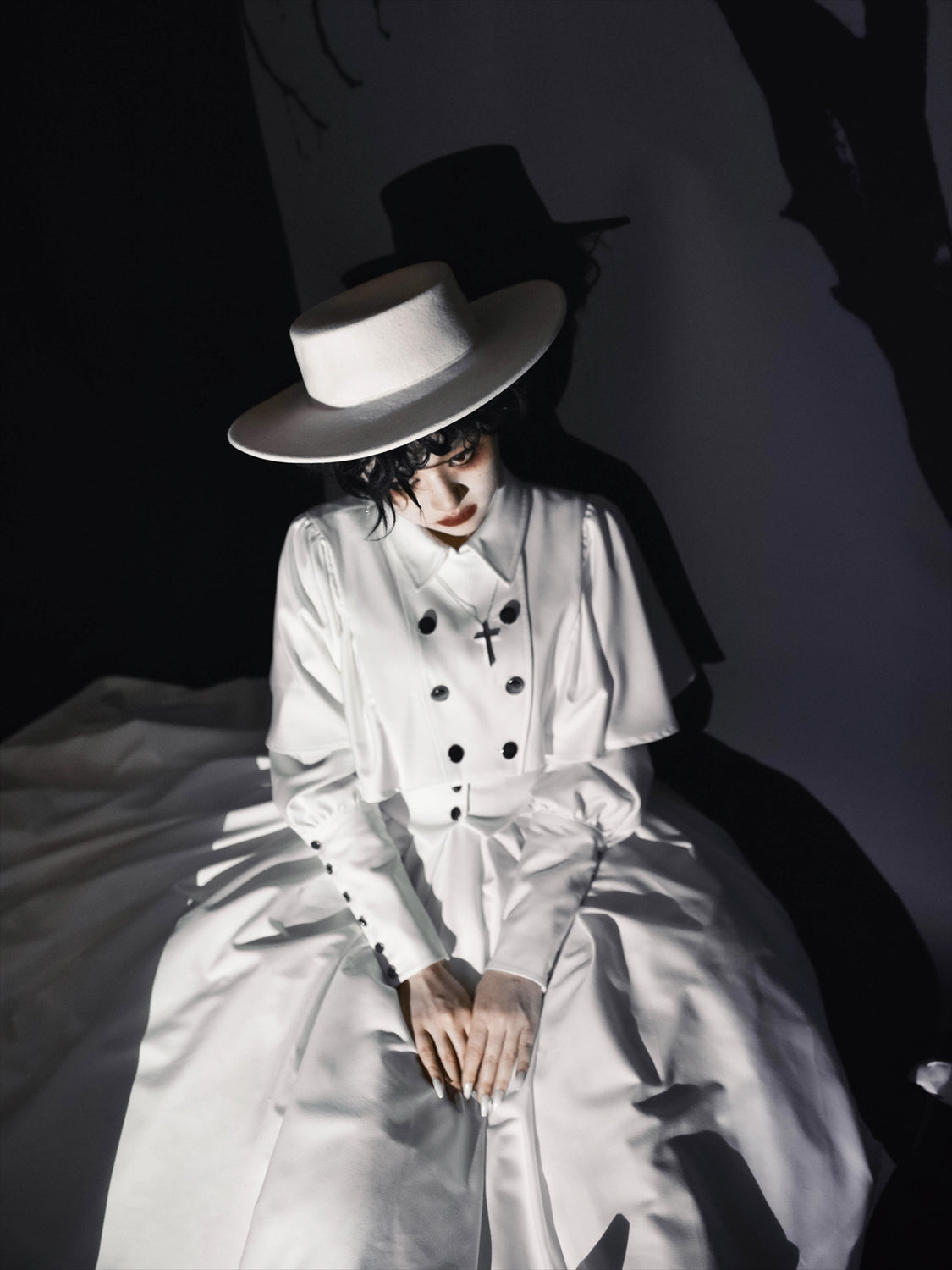 純白のお嬢様のゴシックケープ