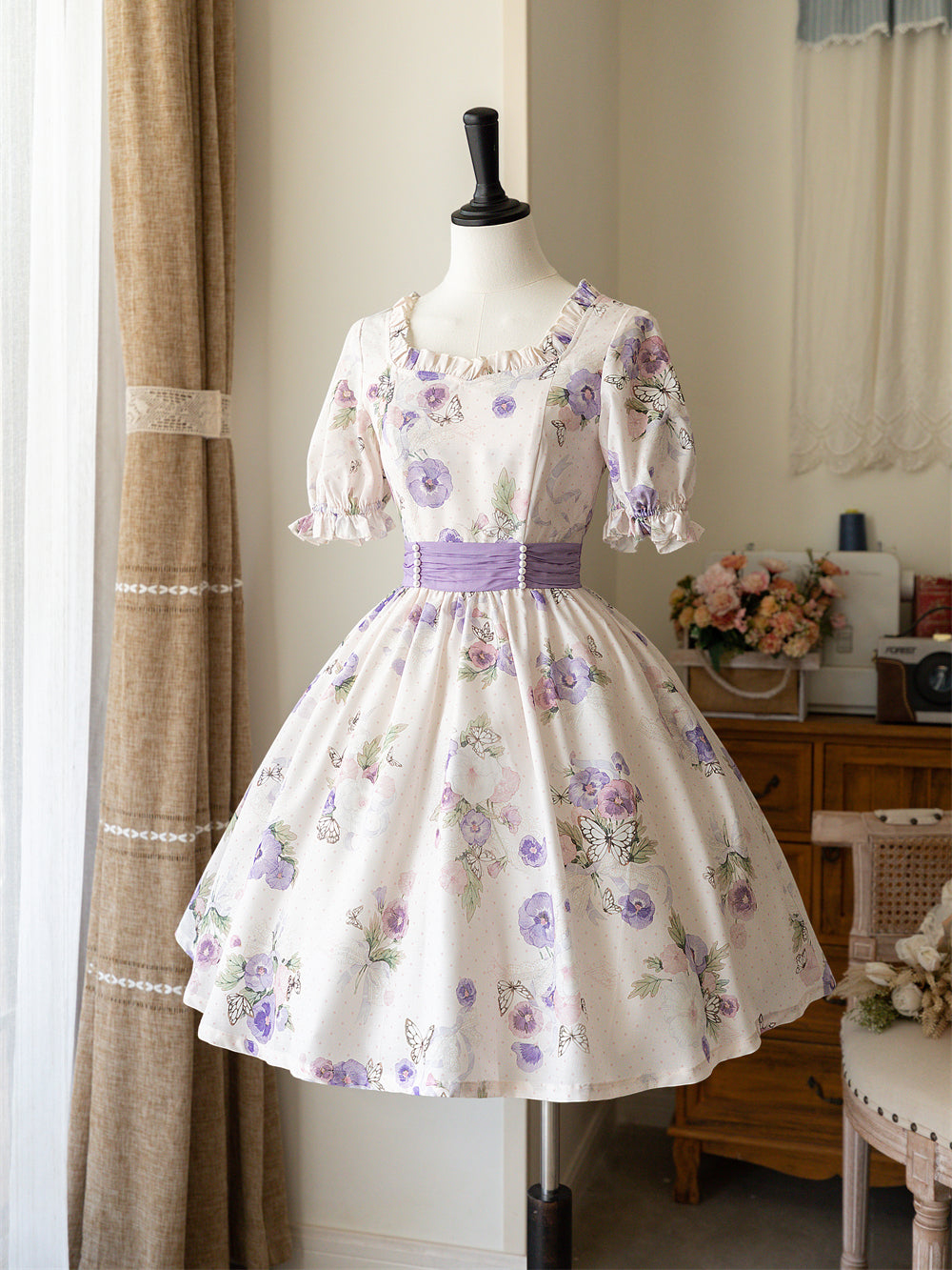 三色菫と蝶々の水彩画ウエストリボンワンピース(アイボリー)