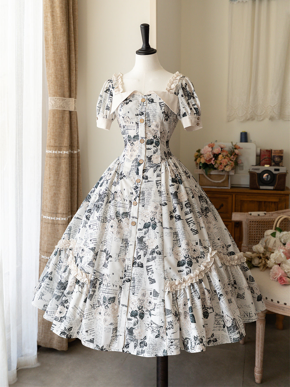 西洋新聞と白薔薇のクラシカルワンピース