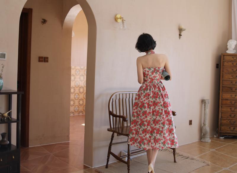 紅色の薔薇の花群集レトロワンピース