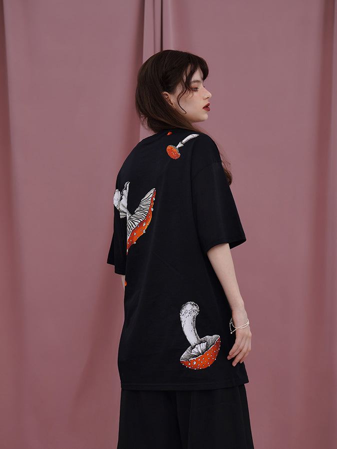 森のきのこのブラックTシャツ