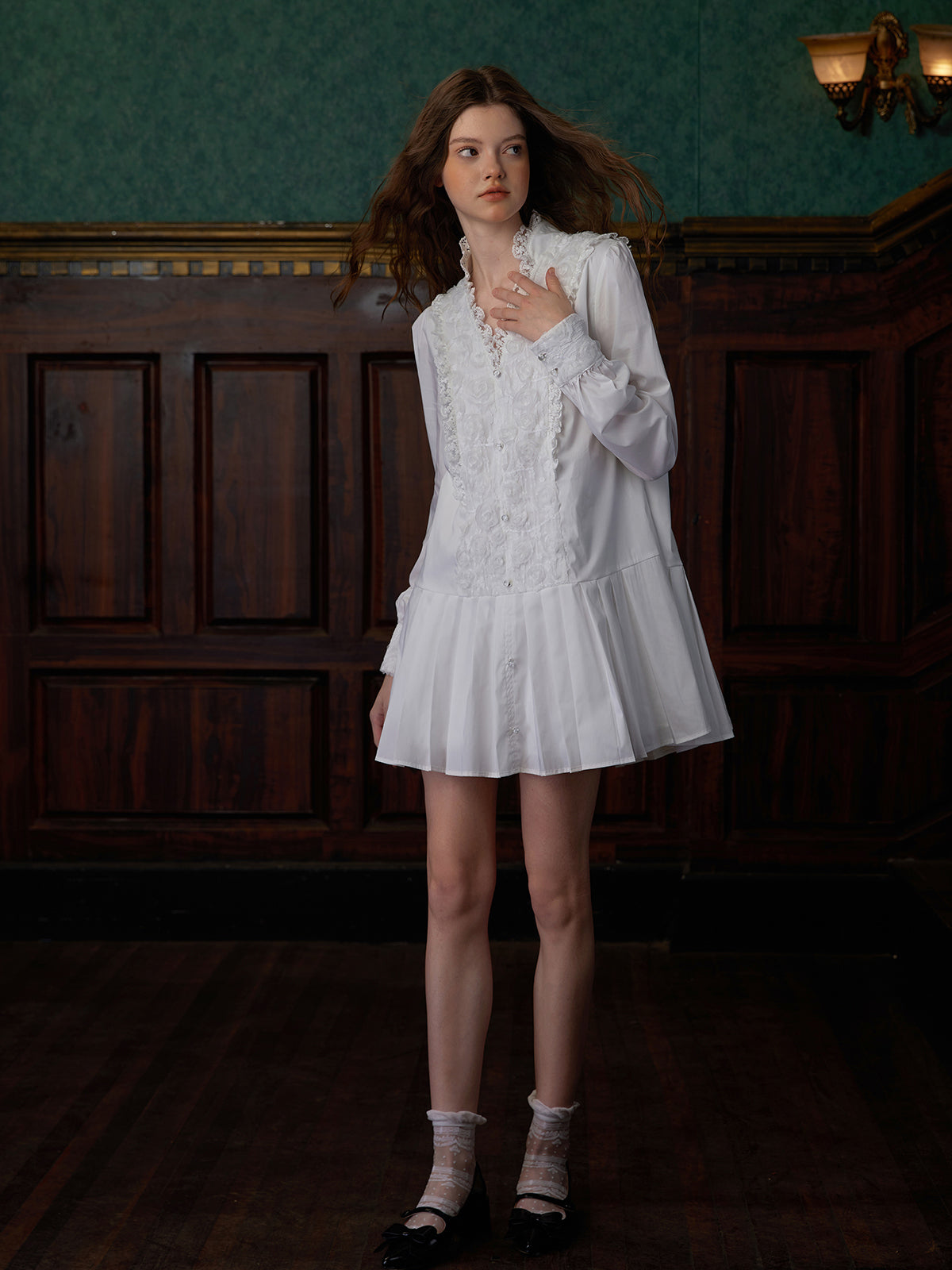 純白の薔薇刺繍レースワンピース